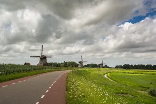 风车，池塘，云，天空，景观，建筑，历史，磨坊