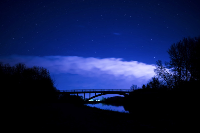 夜晚的桥，繁星点点的天空，夜晚的照片，夜空，云端，夜晚，天空，黑暗