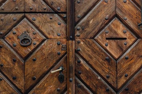 装饰复杂的门上雕刻着说唱歌手