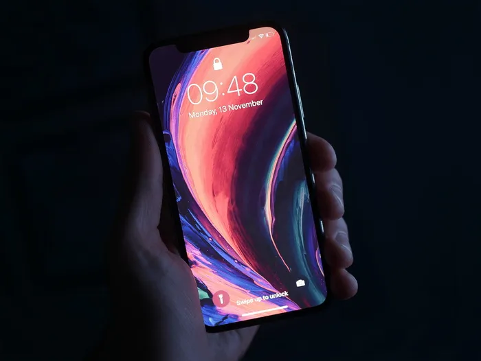 拿着灰色iPhone X的人