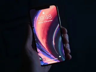 拿着灰色iPhone X的人