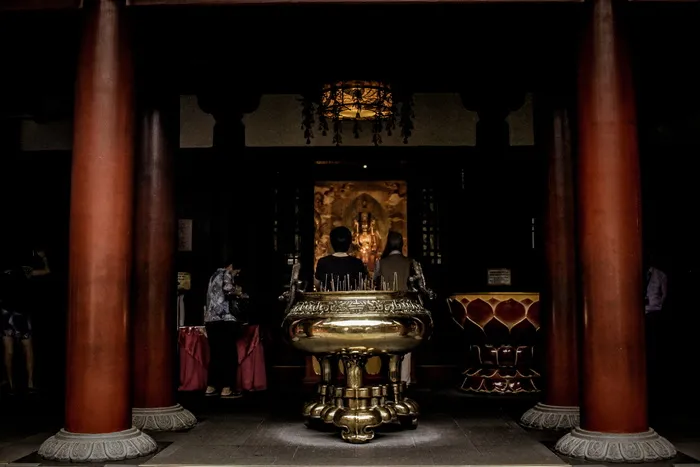 有柱子和祭坛的寺庙