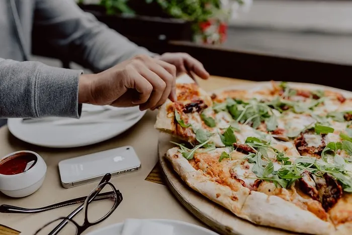 在舒适的餐厅里吃美味的披萨