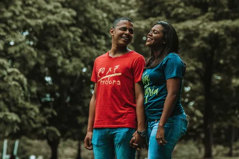 情侣在户外牵手的照片