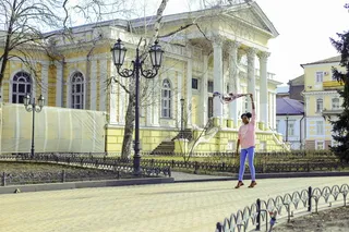 街头穿着粉色长袖衬衫和蓝色裤子的女孩