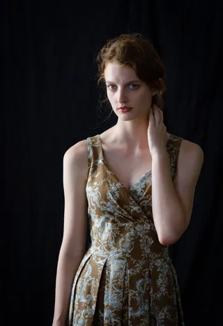 抱着脖子的女人, 女人, 肖像, 女性, 白种人, 连衣裙, 花香, 红头发