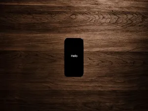打开黑色Iphone 7显示Hello