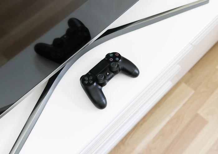 白色表面的黑色索尼PS3控制器