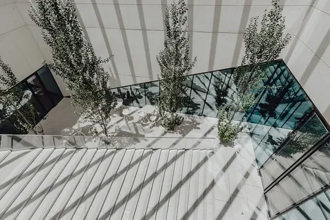 现代白色建筑，建筑师艾利斯·马泰乌斯的EDP总部，葡萄牙里斯本