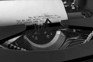 打印祈祷文的灰度照片