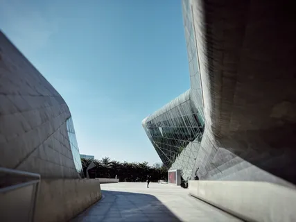 站在玻璃大楼前的人