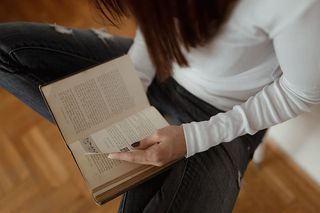 美丽的年轻女子正在读书