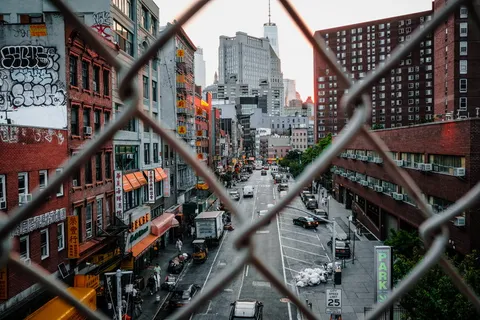在灰色旋风线后面拍摄的灰色柏油路上汽车的照片