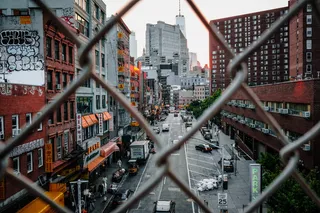 在灰色旋风线后面拍摄的灰色柏油路上汽车的照片