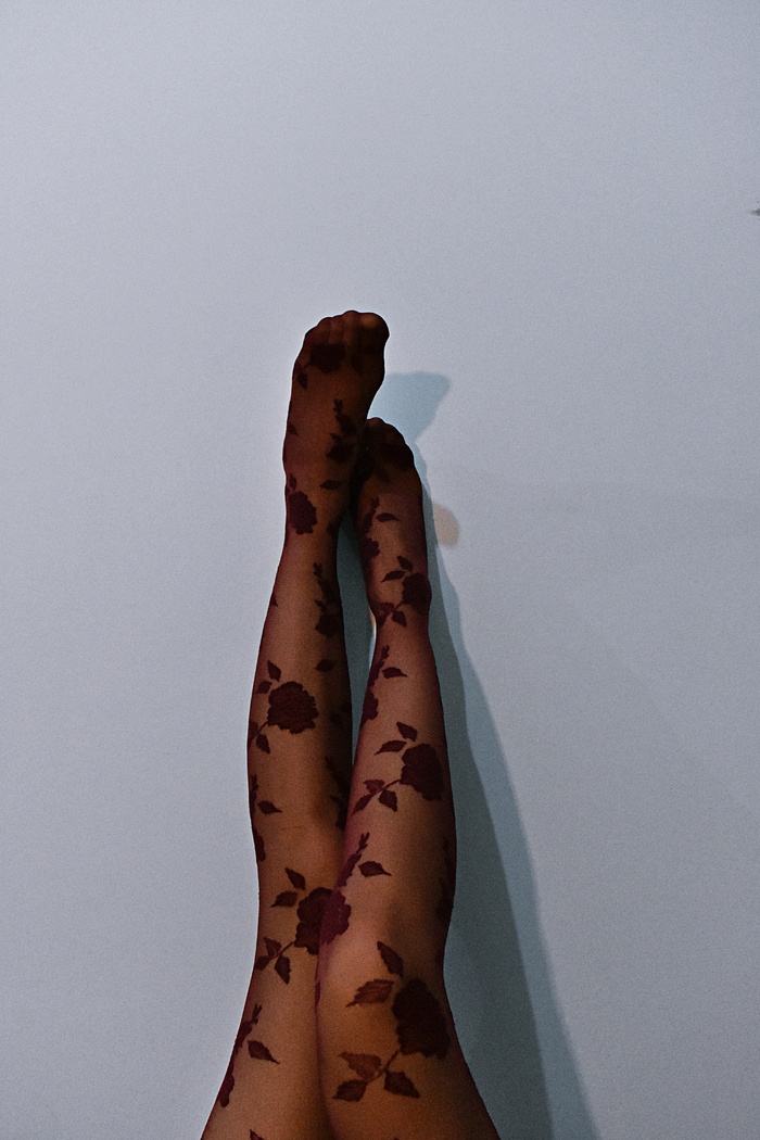 一名女子穿着花丝袜的照片