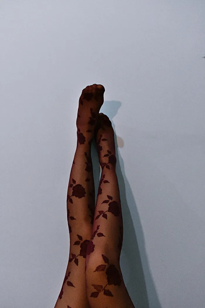 一名女子穿着花丝袜的照片