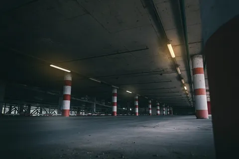 空的地下停车场