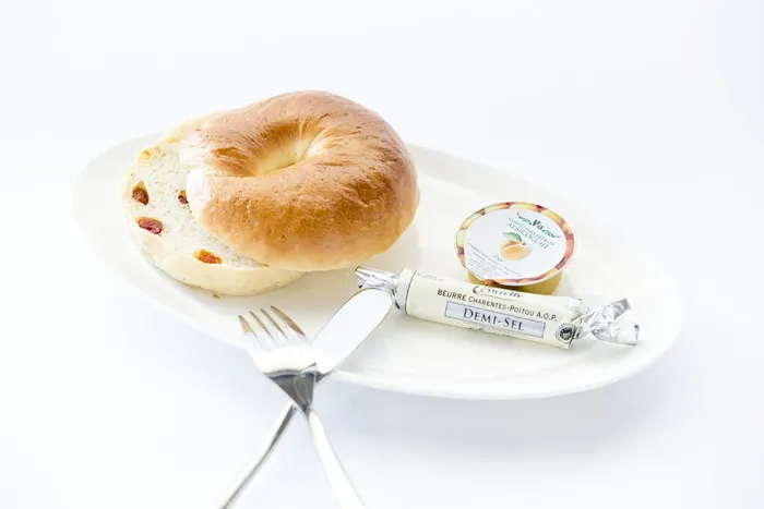 用叉子和餐刀放在白色盘子上的面包