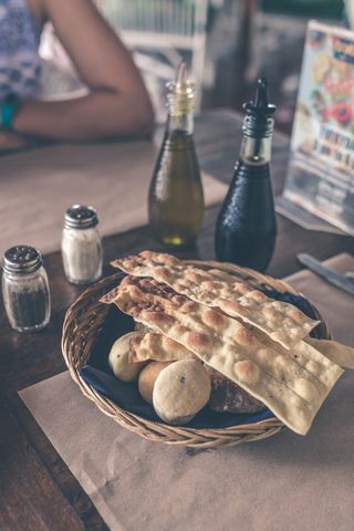 放在调味品旁边的棕色柳条篮子上的糕点