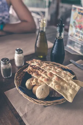 放在调味品旁边的棕色柳条篮子上的糕点