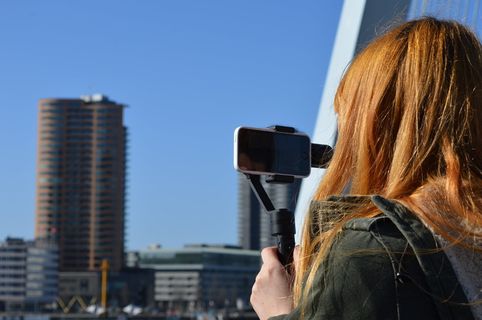 照片，女，手持，黑色，稳定器，银色安卓智能手机，万向节，智云