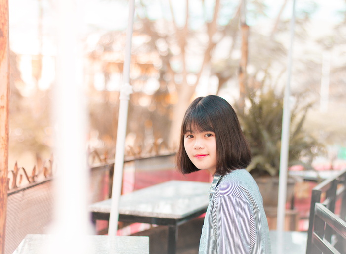 坐在桌子前微笑的女人
