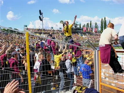 男子、控股、蓝色、扩音器、球迷、足球、德累斯顿、围栏 男子、控股、蓝色、扩音器、球迷、足球、德累斯顿、围栏