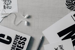 黑白字体句子的俯视图