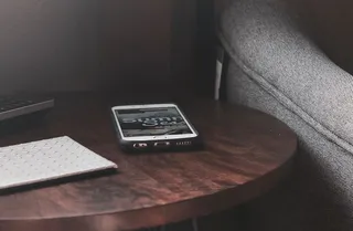 美国，橙色，杯垫，椅子，桌子，iphone，科技，通讯