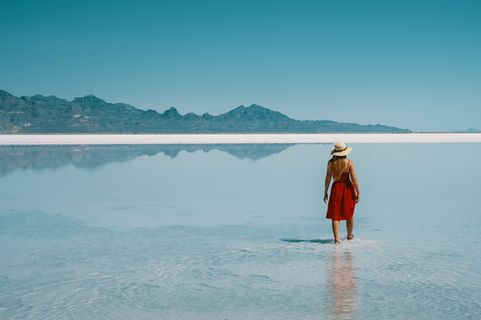 沿着低潮海滩行走的女人