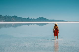 沿着低潮海滩行走的女人