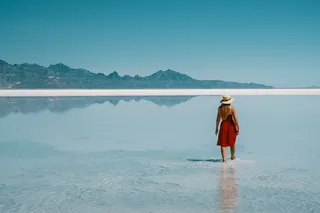 沿着低潮海滩行走的女人