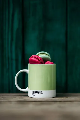 Pantone马克杯中的五颜六色杏仁饼