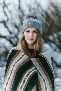 披肩女性的选择性聚焦摄影