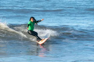 在海上冲浪的女人