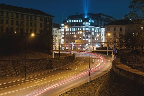 城市夜间公路上的车灯