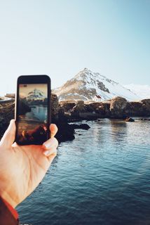 在雪山上拍照的人