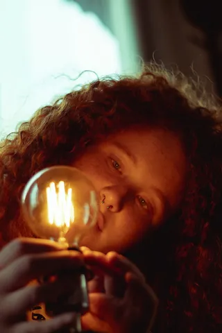 拿着灯泡的女人