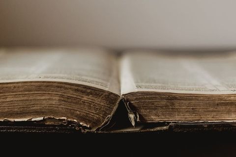 质朴的旧书在中心开放照片