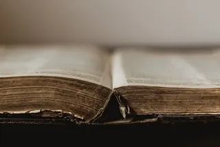 质朴的旧书在中心开放照片