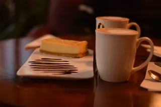 咖啡杯，杯子，陶器，茶碟，食物，三明治，蛋糕，茶