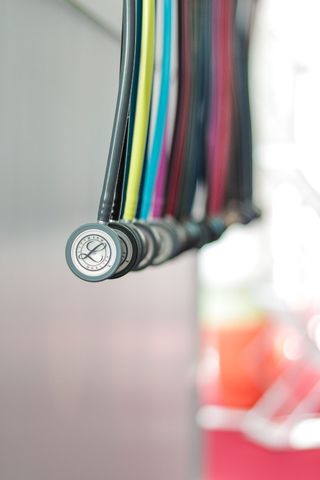 各种颜色听诊器的选择性聚焦照片