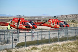 蓝天、旱地、围栏、天空、地勤人员、直升机舱、直升机旅行、高能见度夹克