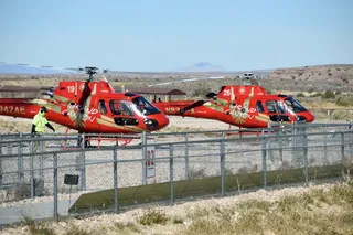 蓝天、旱地、围栏、天空、地勤人员、直升机舱、直升机旅行、高能见度夹克