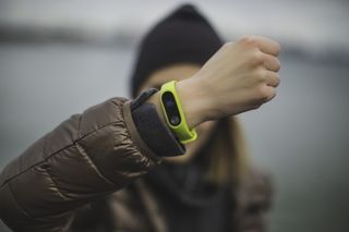 戴绿色小米乐队的人