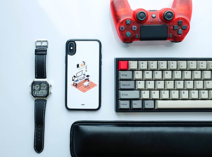键盘、Iphone X和数字手表旁边的Dualshock 4平板摄影