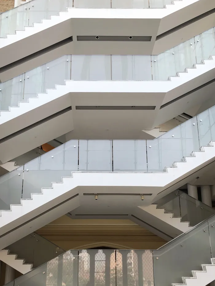 白色建筑结构、栏杆、扶手、楼梯、栏杆、玻璃、楼梯、建筑