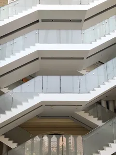 白色建筑结构、栏杆、扶手、楼梯、栏杆、玻璃、楼梯、建筑