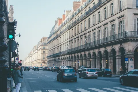 建筑物旁道路上的车辆 建筑物旁道路上的车辆