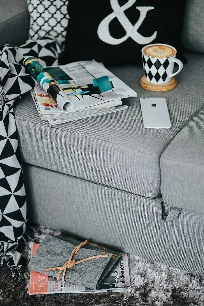 拿着杂志和咖啡休息